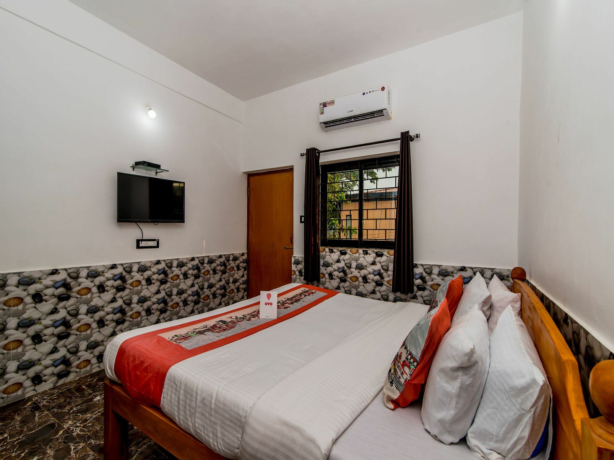 Oyo 10809 Hotel Tushar Inn Бага Экстерьер фото